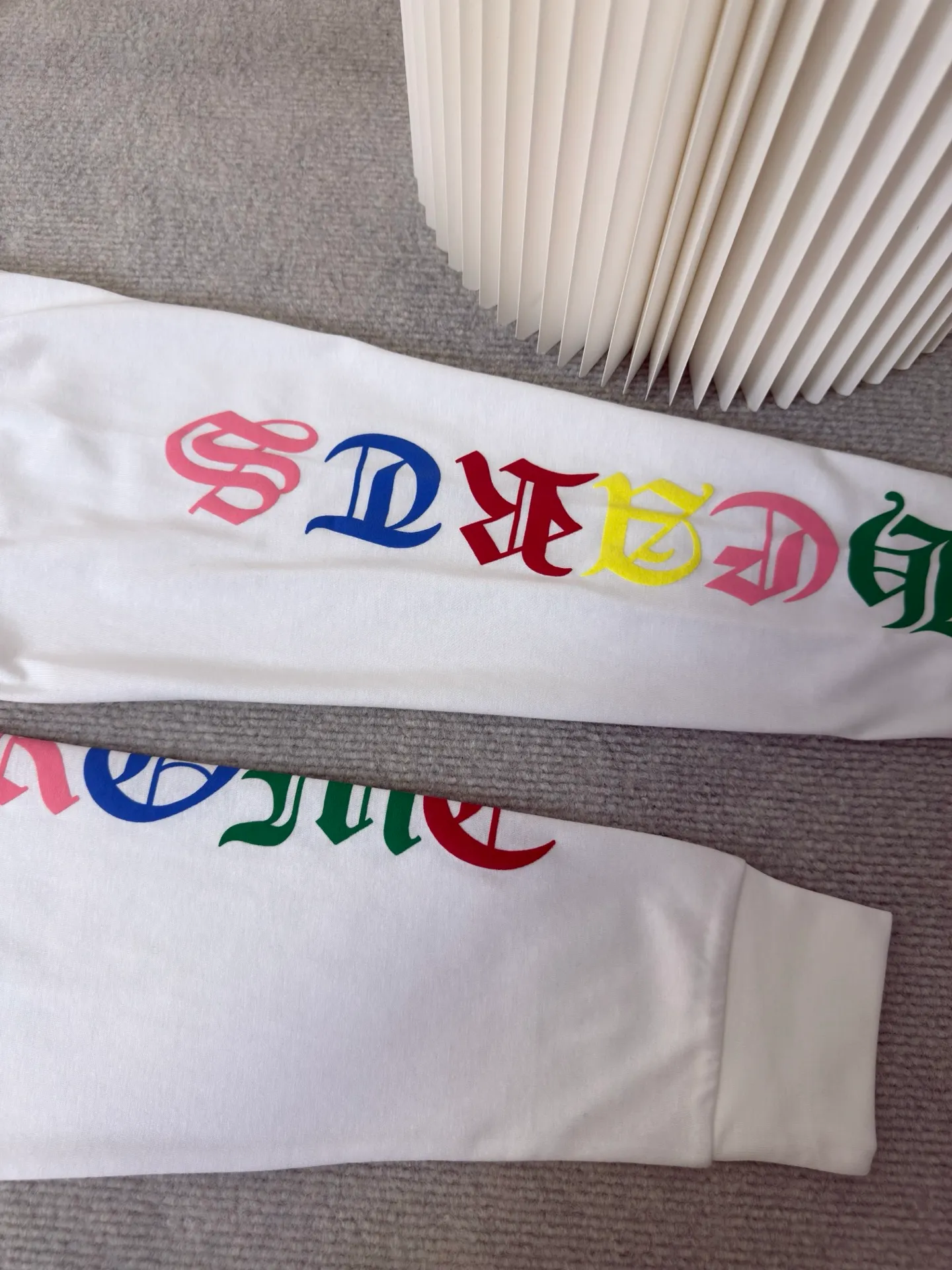 P300 Chrome Heart Miami limited color cross long sleeves. The fabric is made of 26-woven 220g cotton. The printing uses high-temperature ink printing technology, and the color of the printing area is extremely complex. Size S M L